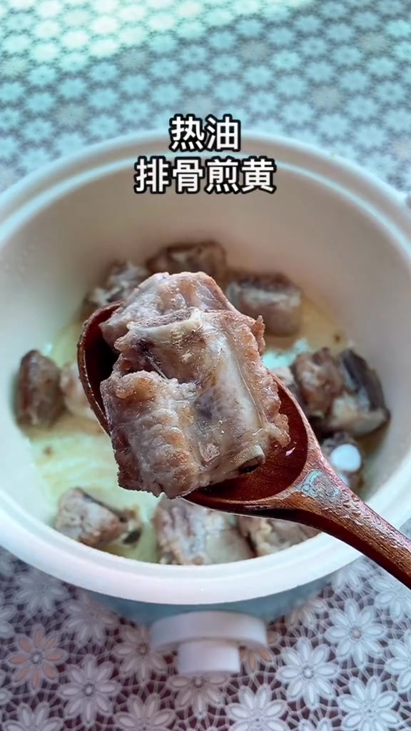糖醋排骨的家常做法,琥珀油亮,干香滋润,正宗的味道