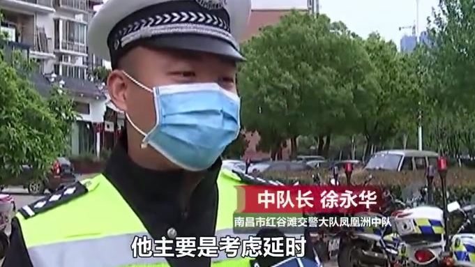 【外卖员违章被查交警代其送餐:记得给他五星好评!】4月16日中午,南昌一位外卖小哥骑无牌电