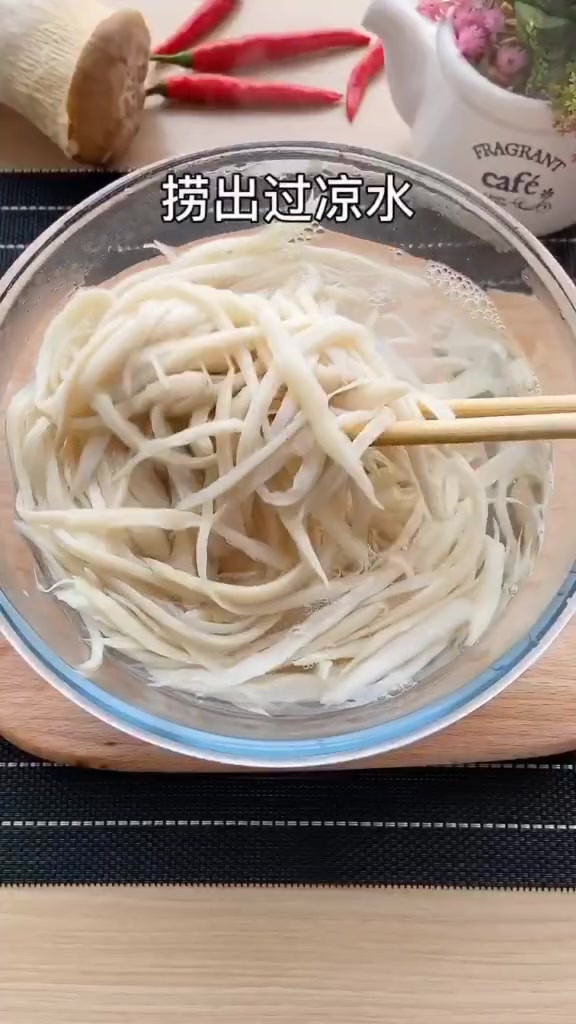 杏鲍菇这样做,跟鸡肉一个味儿简单好吃,一般人我不告诉他～