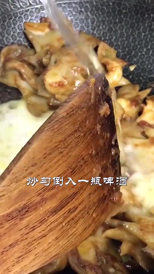 鸡冠子新吃法,不放一滴水还不放盐,居然咸香入味,真的馋到我了
