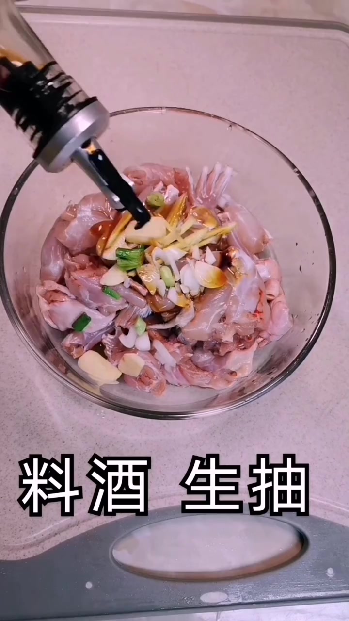分享泡椒田鸡的做法,鲜香滑嫩味道棒,吃起来回味无穷!