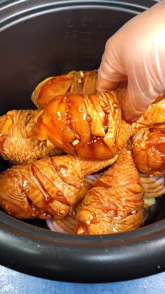 一只鸡的百种做法,好吃到舔手指的饭煲蒜香鸡翅,一定要试试吆