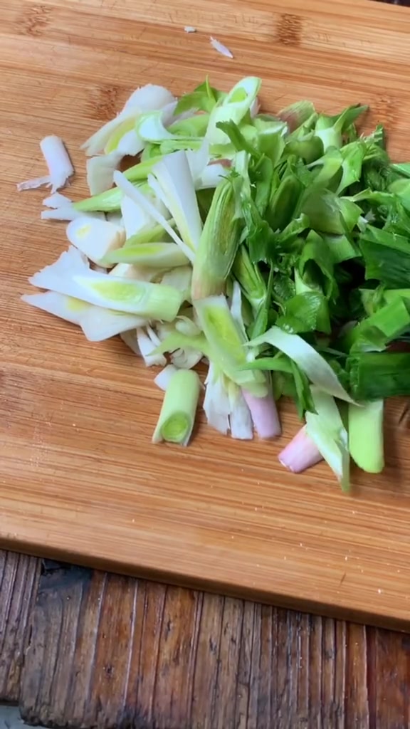 “川菜之王”蒜苗回锅肉的家常做法,经典中的经典!