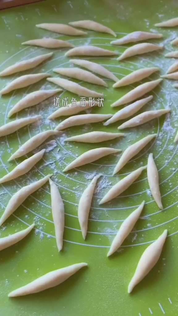 土豆新吃法,加面粉做的鱼面Q弹劲道太美味,一口气吃了一大碗