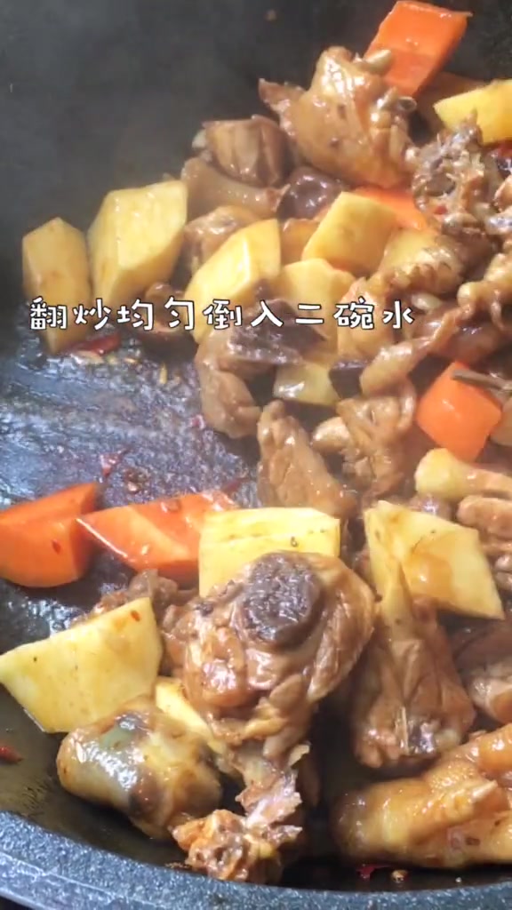土豆炖鸡块的家常做法,鸡肉鲜嫩多汁,做法简单便捷