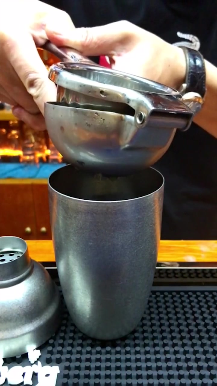 一轮闪烁在夜空中浪漫的蓝月亮,营造出摄人心魄的妖艳!