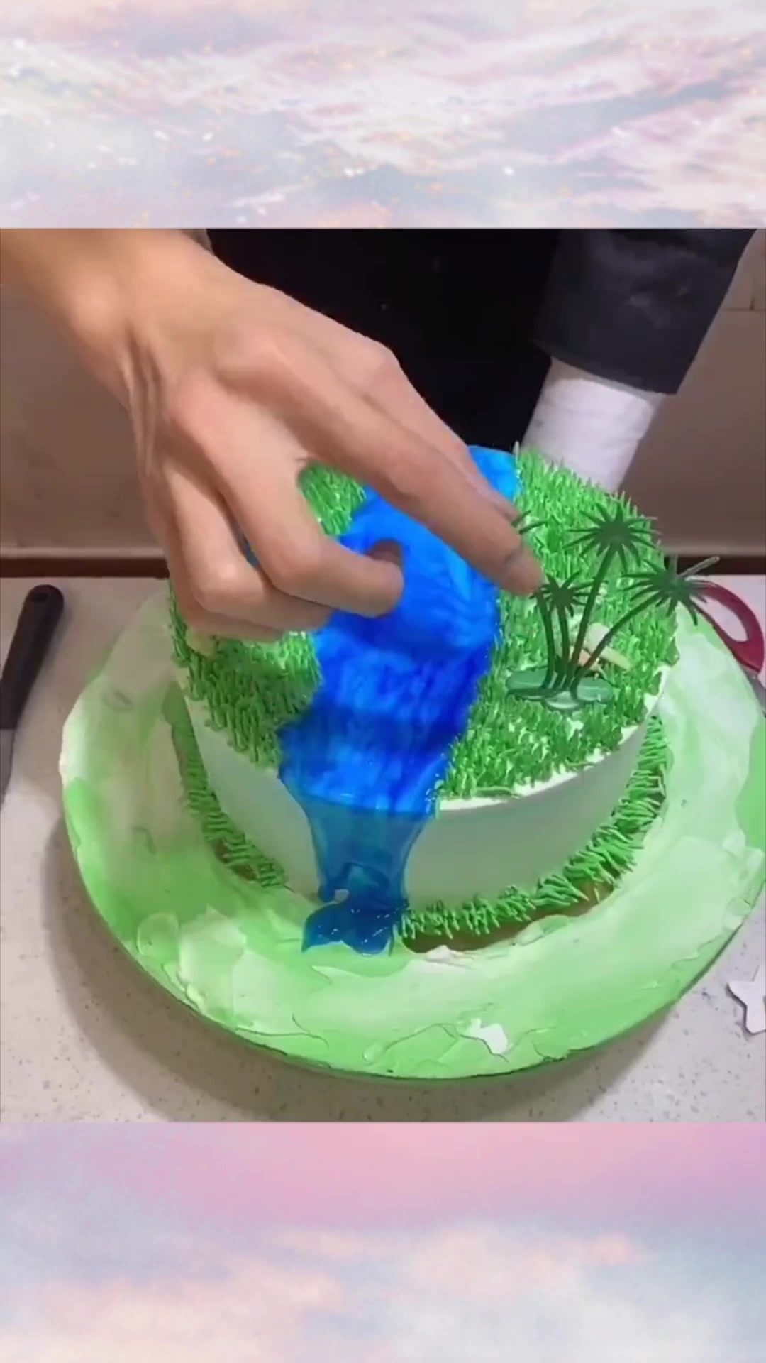 刚开始也就是个平常的蛋糕,不想师傅一上手,成了高级私家定制