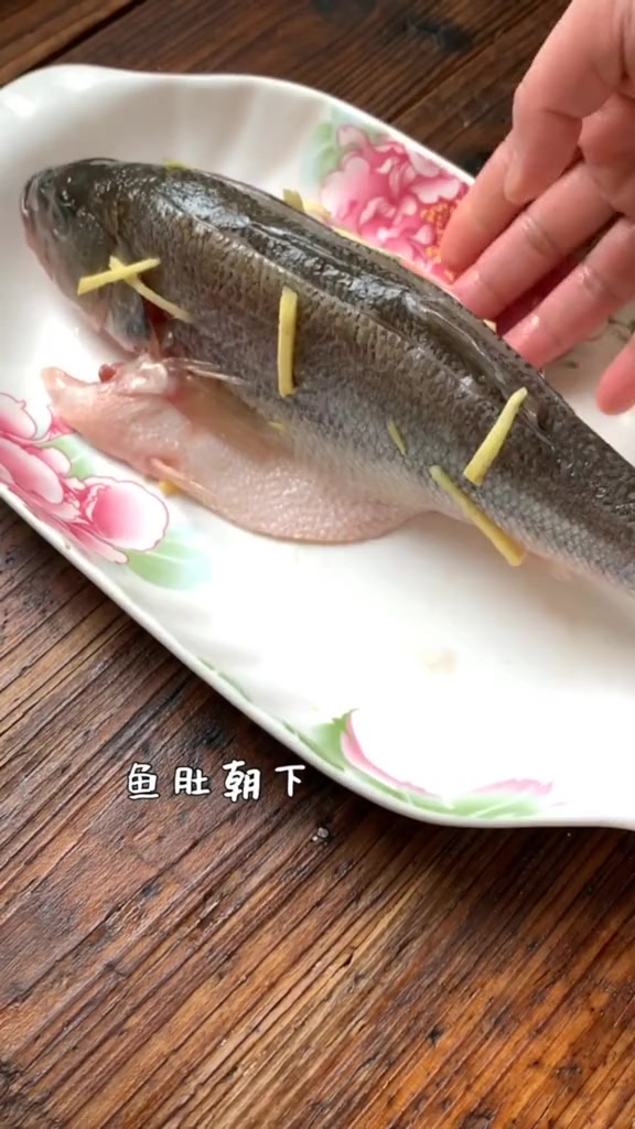 清蒸鲈鱼的正确做法,肉质鲜嫩无腥味,做法简单步骤详细!