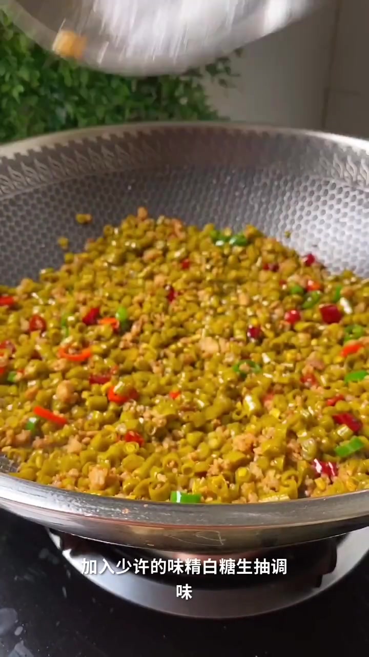 酸豆角炒肉末最好吃的做法,这道菜不能轻易的做,不然怕米饭不够
