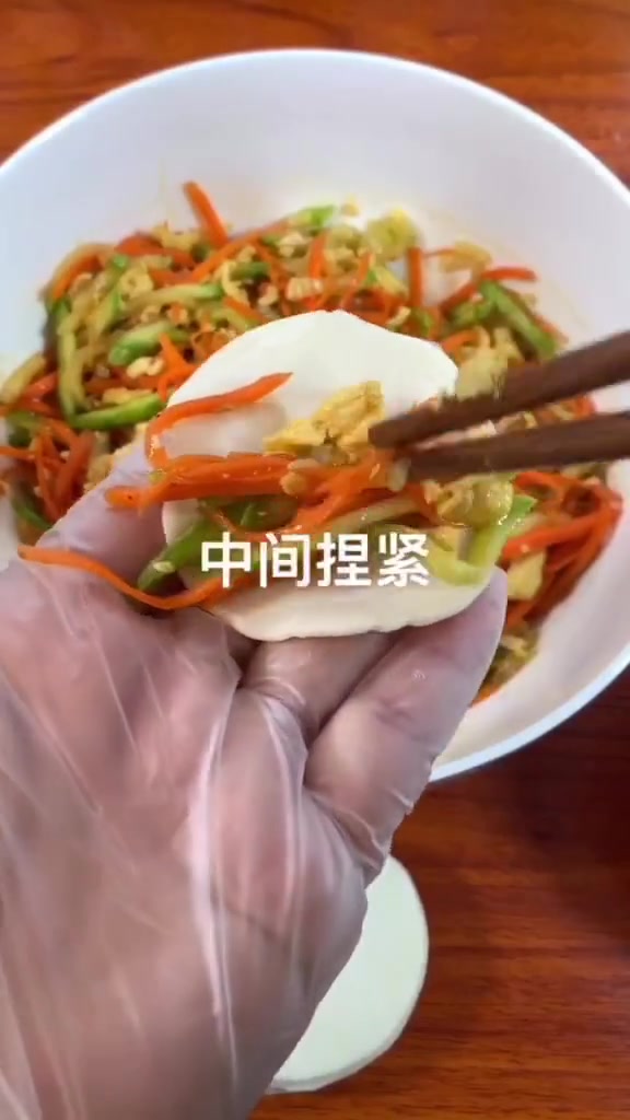 花样美食制作 孩子最爱吃的西葫芦锅贴教程来了