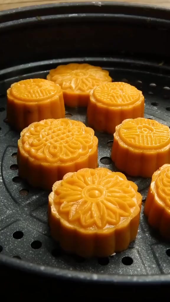 用红薯自制豆沙馅儿的月饼,油润亮色,酥软香甜