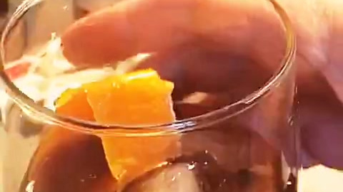 #风味人间# 古典鸡尾酒(Old Fashion)诞生于18世纪,古典鸡尾酒的配方是严格规