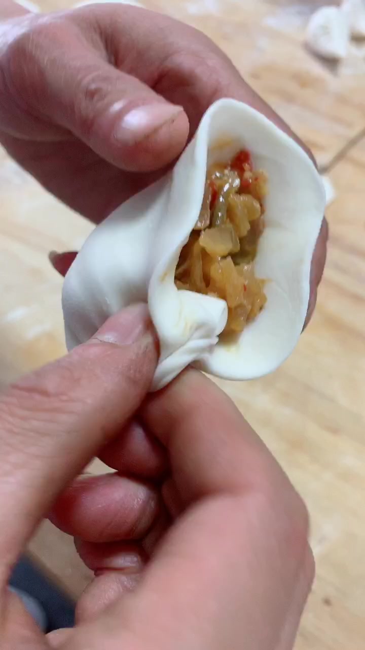 简单的柳叶包子包法