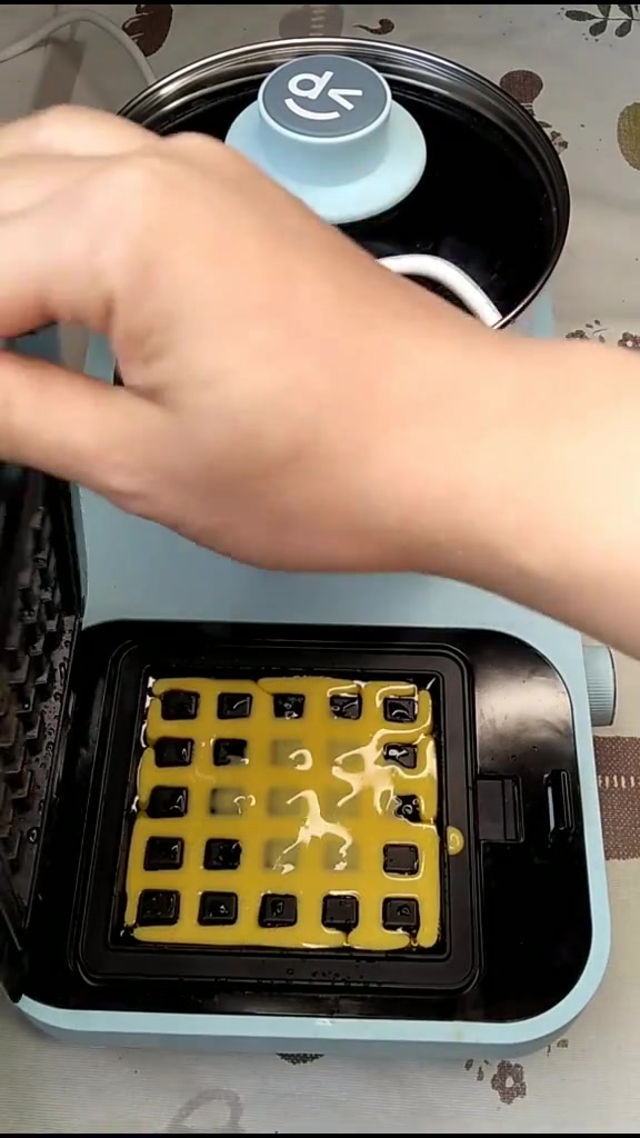 姐要吃黑胡椒茄汁意面,弟要吃华夫饼,结果上桌就秒光,都说好吃