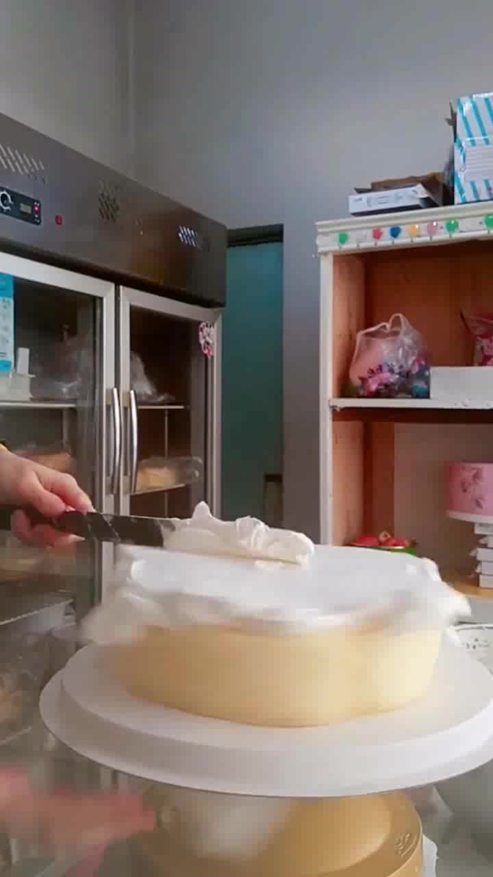 浅浅淡淡的粉绿色,搭配白色奶油,成品淡雅且温柔,好宁静的感觉