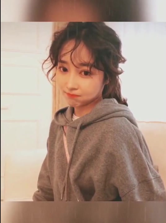 2020最火的泡面头,长发和短发都特别蓬松有型,毛毛绒绒的显气质