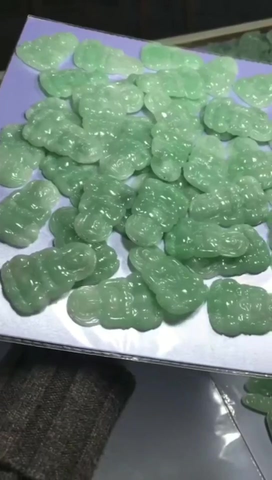 天然翡翠挂件白菜价钱,为什么都没有买,难道是经济下滑了?