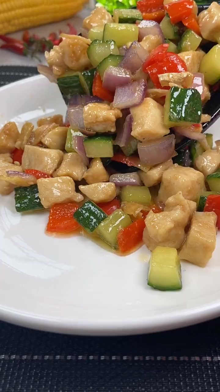 家常菜三色炒鸡丁 这样炒的鸡胸肉口感特别鲜嫩!