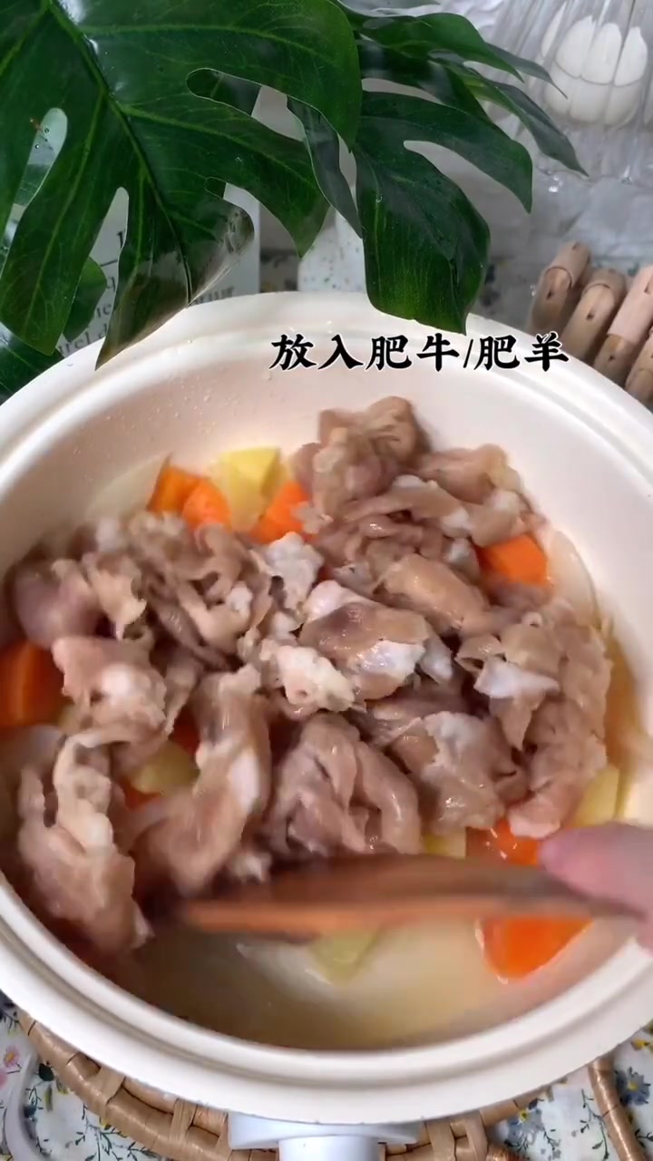 我用的是羊肉,你们可以按自己口味放什么哈,这个牌子真的超好吃