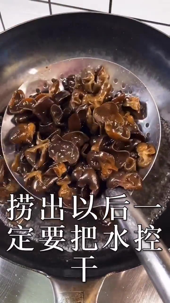 木耳炒肉这样做才好吃,看完这个视频,口水都流出来了