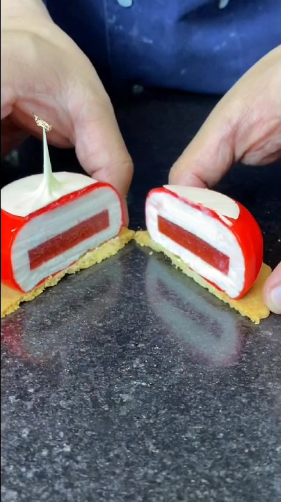 宝石红色淋面慕斯蛋糕