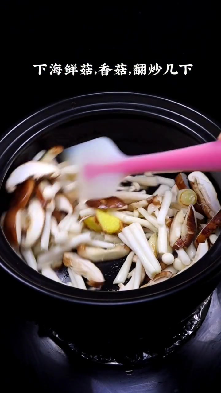 三鲜汤,浓浓的海鲜味道鲜美!很暖胃!