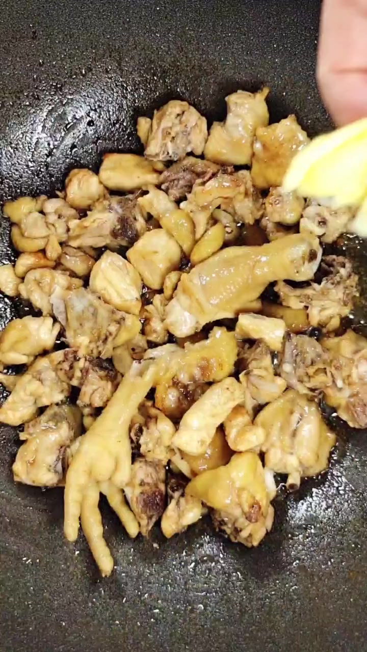 胡萝卜闷鸡肉做法!营养又美味!喜欢的宝宝们快来学做吧!