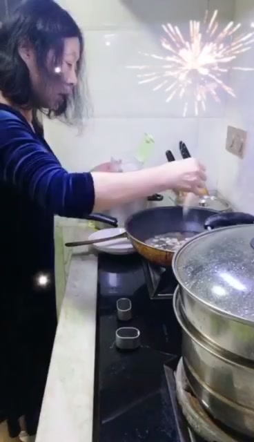 今天我做了一道皮蛋豆苗香菇汤