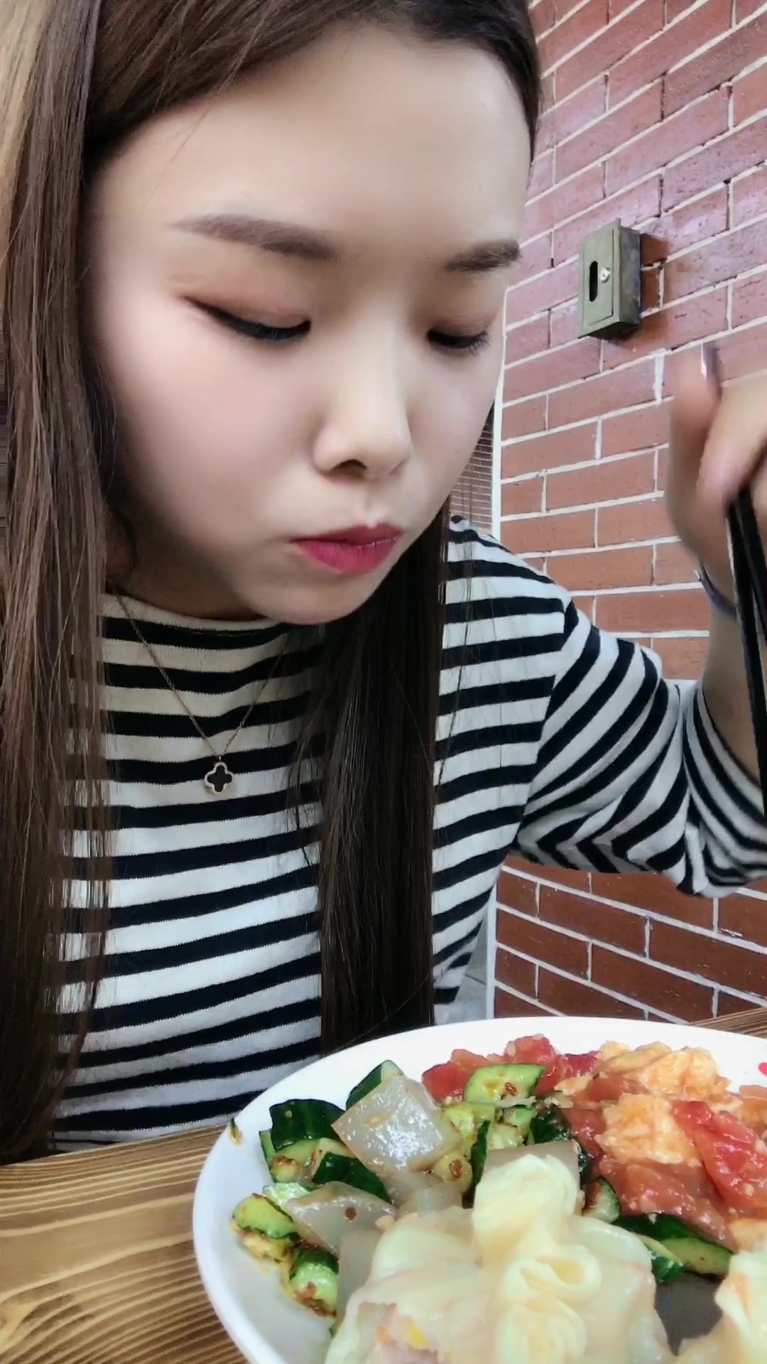 美食:食堂饭菜超好吃,鸡汁玉米蒸饺、番茄鸡蛋、拍黄瓜