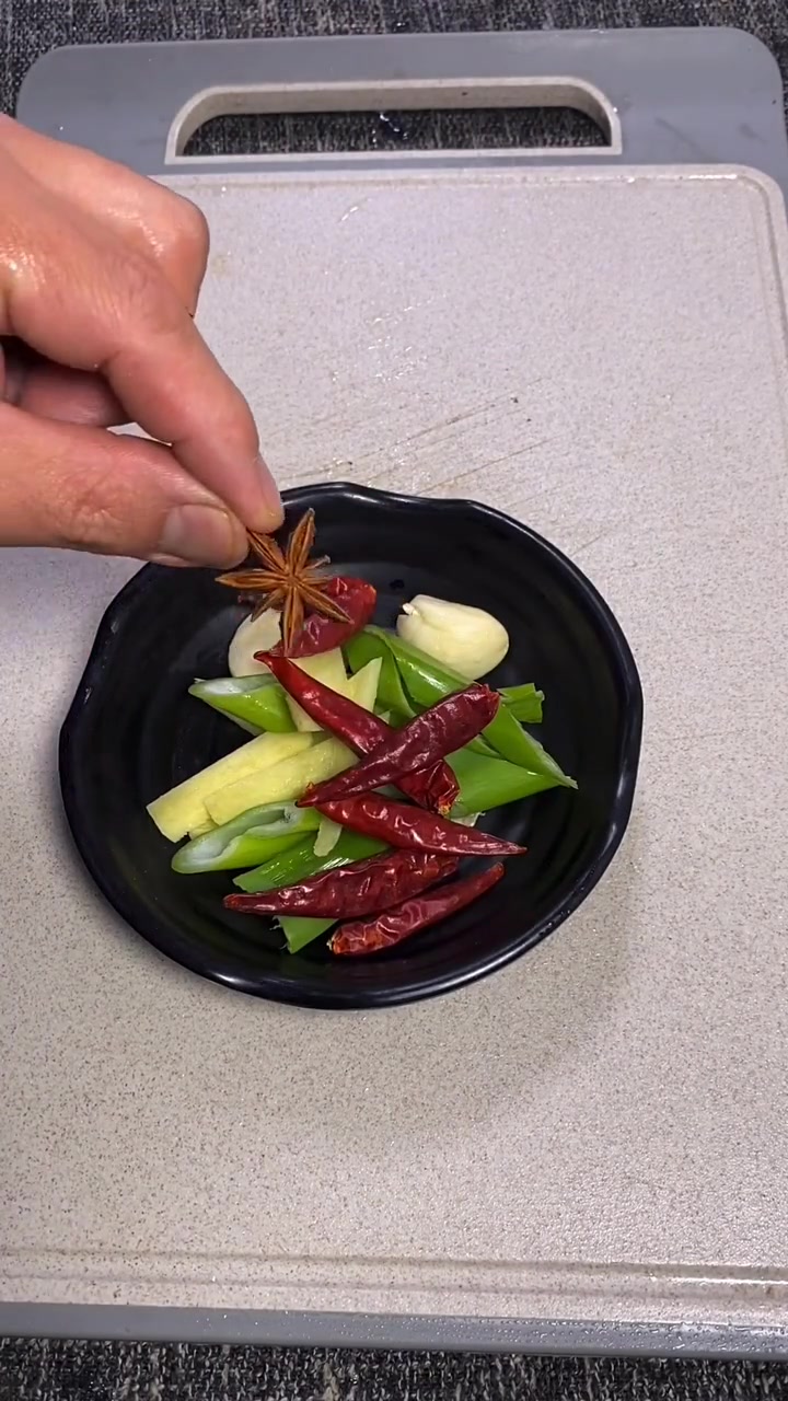 酱焖老头鱼这样做,一锅米饭都不够吃,色香味俱全