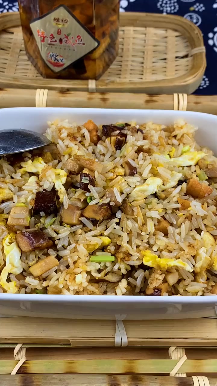 嘴巴里总感觉没味,不想吃饭,那就来一盘咸鱼炒饭吧,保证根治!