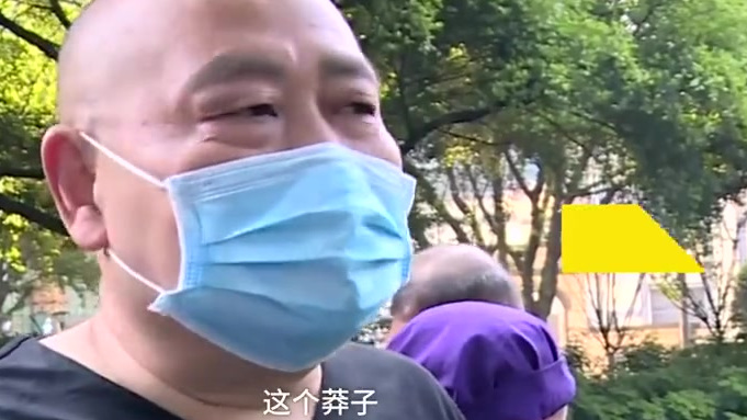 【重庆40斤网红鲤鱼已死,4名捕鱼者自首被行拘】5月1日,重庆大渡口,据警方通报,偷捕公园