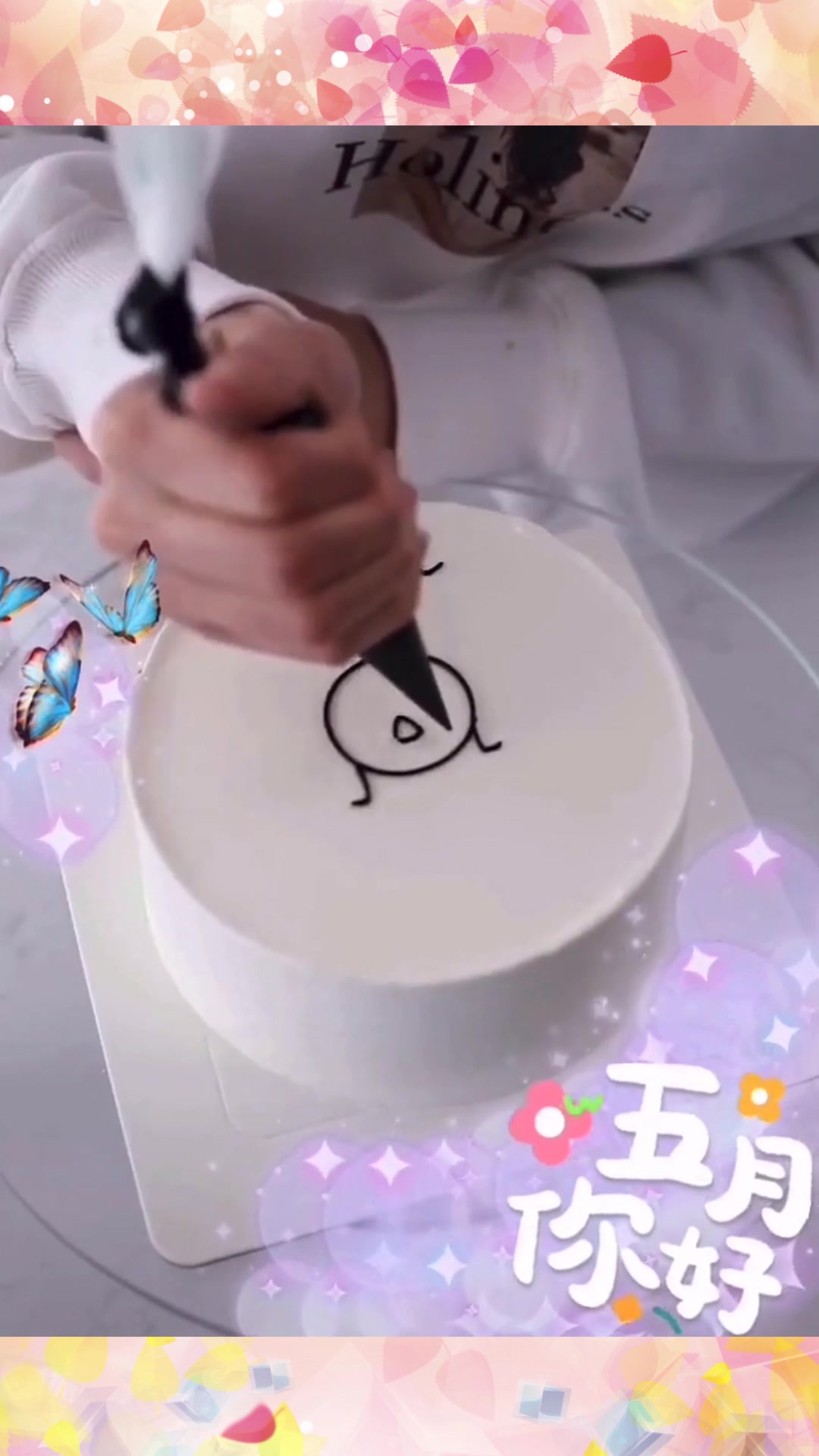 现在的甜品师太皮了,竟然在蛋糕上画起了小漫画,我都不舍得吃了