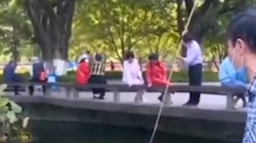 【重庆明星鱼莽子被吃掉,行拘四人】5月1日,重庆市公安局发布通报,被偷走的大渡口公园明星鱼