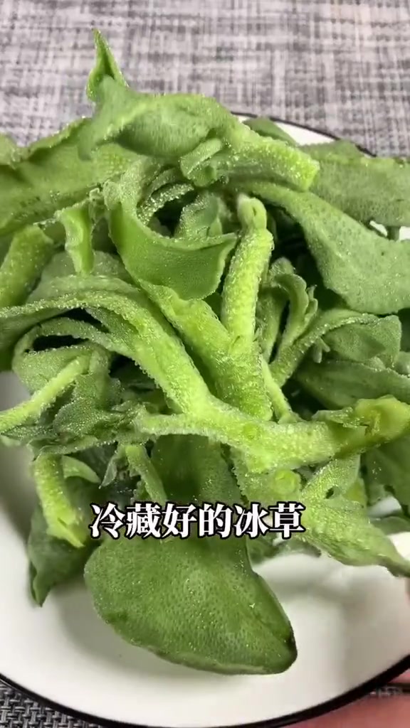这么一道酸甜可口的冰草沙拉,不去饭店就能吃到,老满足了