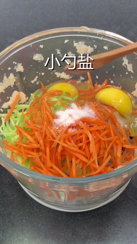 今天做个比肉还香的鸡肉蔬菜丸子,不喜欢油炸可以直接煮!