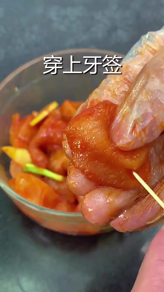 在家做路边摊最火的牙签肉,简单好吃,一盘都吃不过瘾