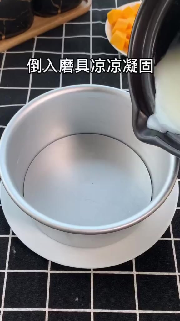 自己在家做水果果冻蛋糕,只需三种食材,简单又好吃