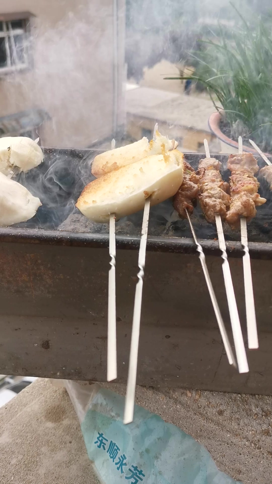 烤羊肉串,烤馒头片,绝对的美味