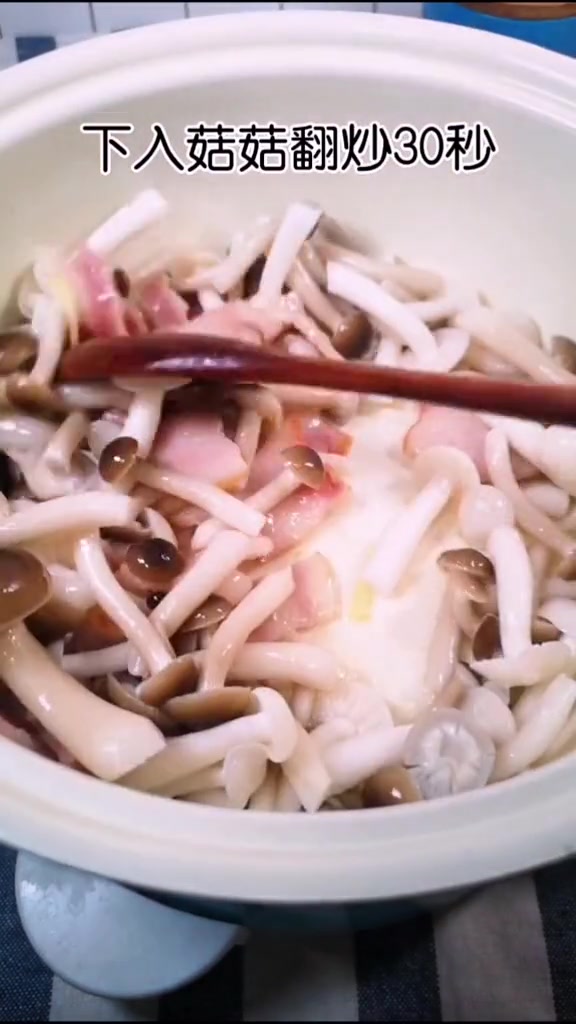 培根炒双菇,香味十足,做法简单又美味!