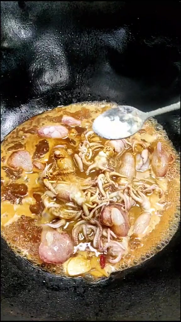 带膏鱿鱼仔烧大蒜,好吃到爆,便宜又实惠!