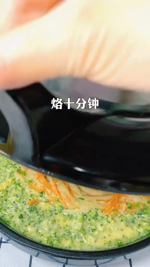 蔬菜鸡蛋饼,既营养又健康!颜色分明很有食欲哦!