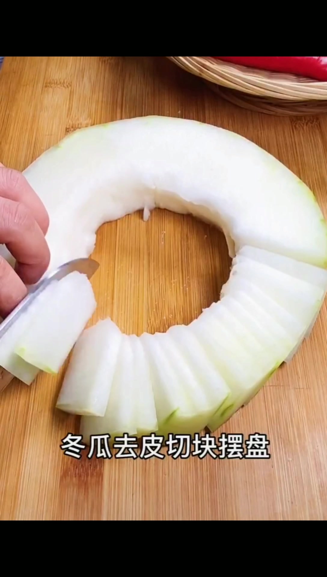 简单易做的冬瓜蒸肉丸,冬瓜清爽可口,肉丸饱满香浓,好吃又下饭