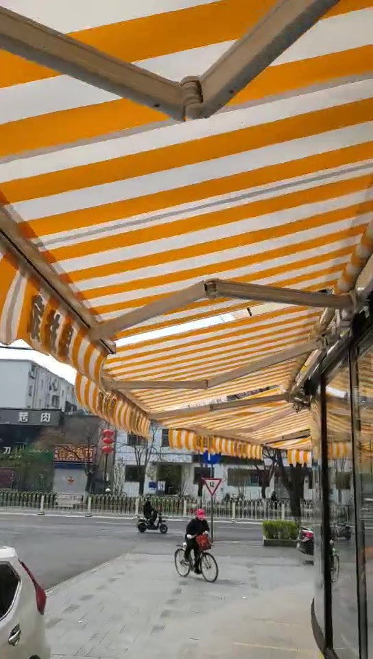 为何水果蔬菜店的生意这么好?门头伸缩遮阳防雨棚很关键