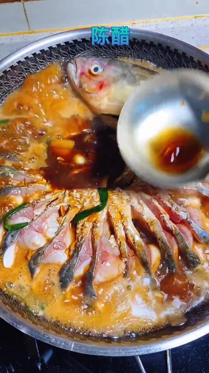 家常炖草鱼,这样做既简单又快捷,既没有鱼腥味而且肉质特别滑嫩