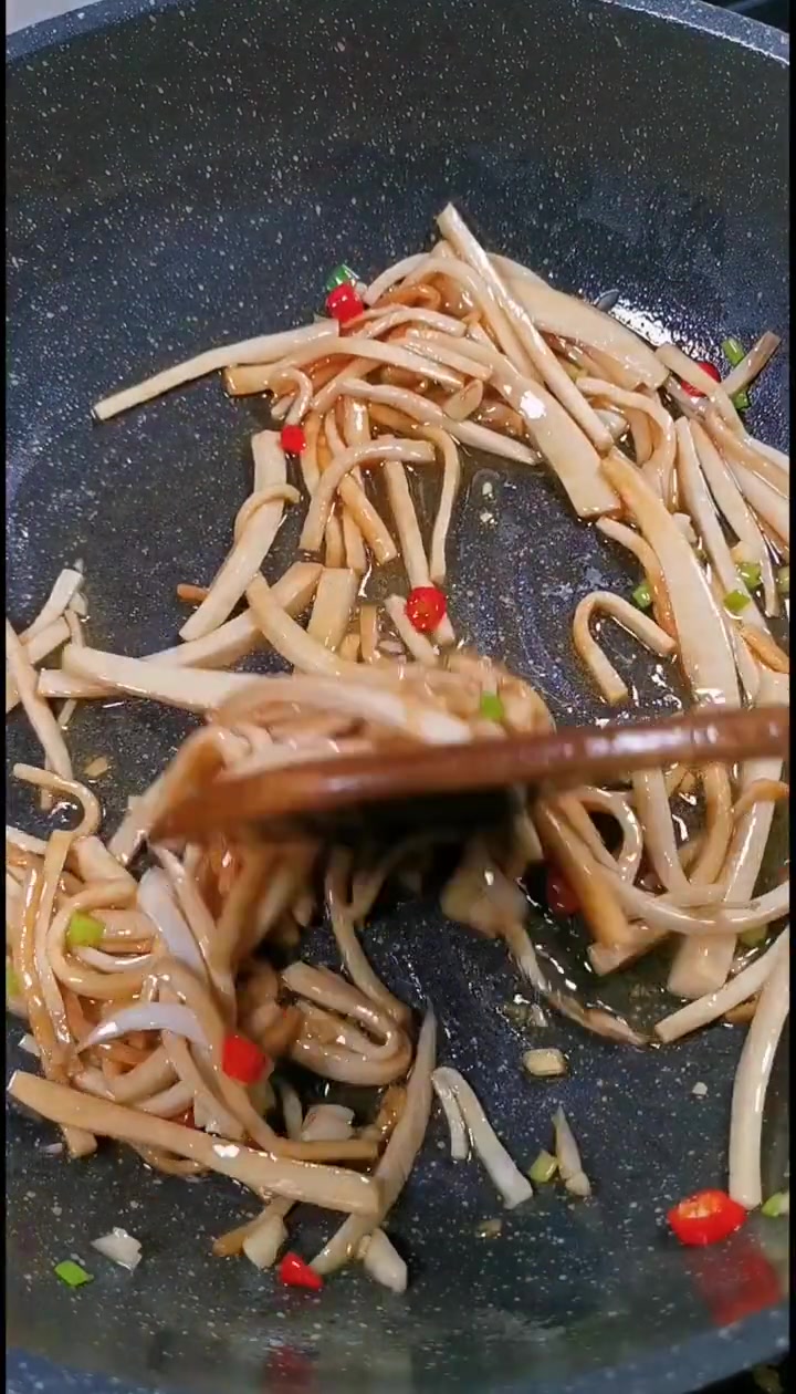 家常素菜,杏鲍菇不放肉炒也好吃,简单又香,非常好下饭