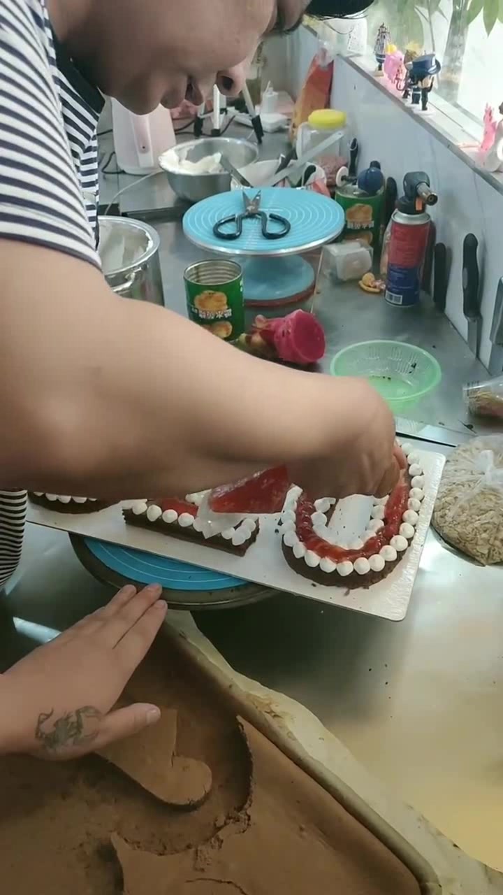 过几天就到女神生日了,送这种朴实无华520蛋糕,能表白成功吗?