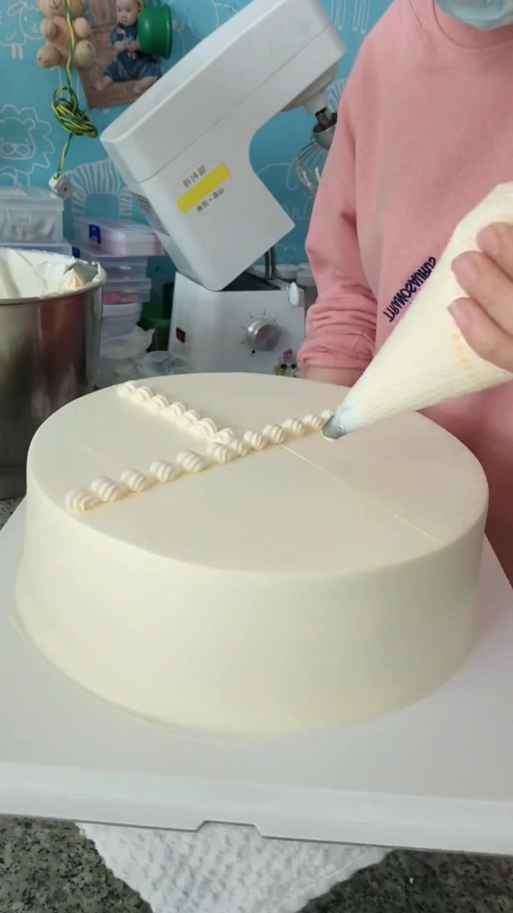 米白奶油蛋糕,不需要多么复杂,稍微弄下放上水果,完成后美爆了