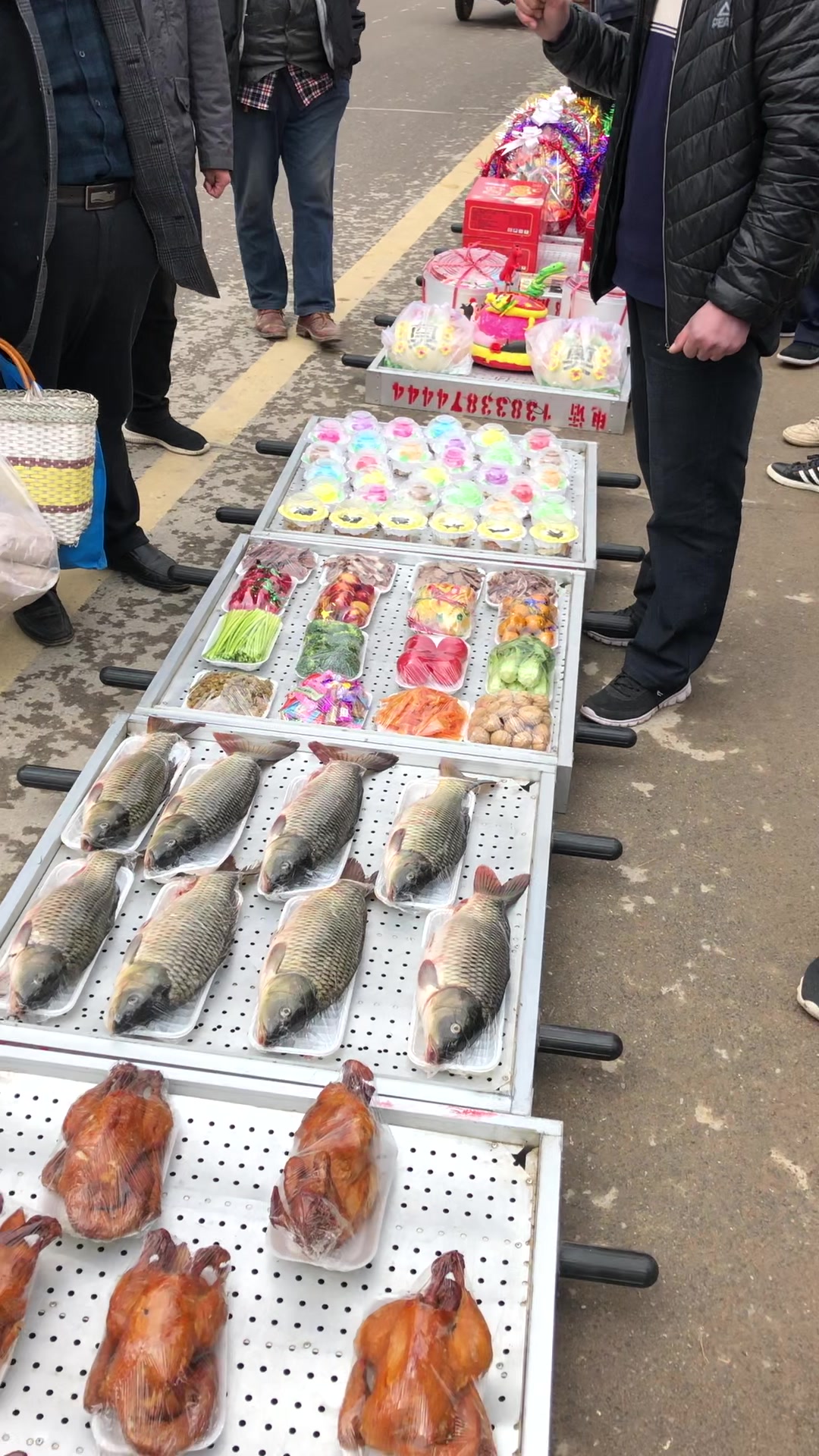 河北农村人在家祭祀老人贡品摆放