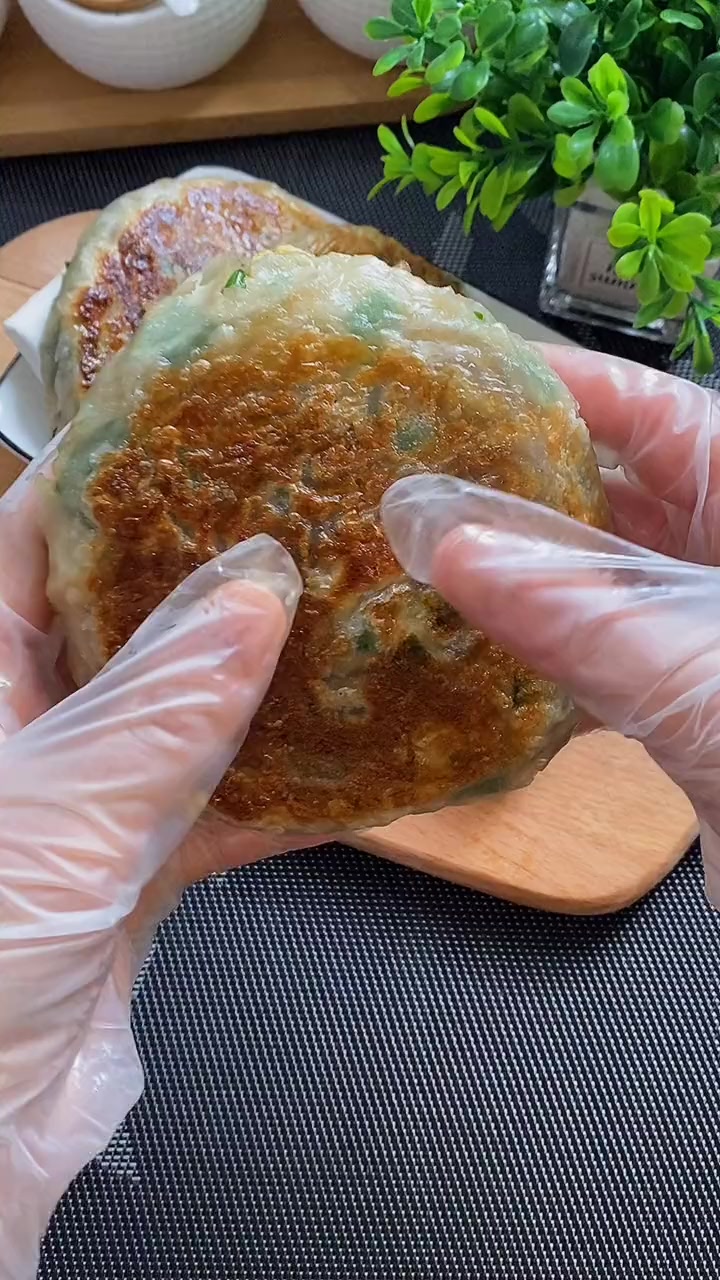 韭菜盒子最好吃的做法,不用揉面就能搞定,超方便